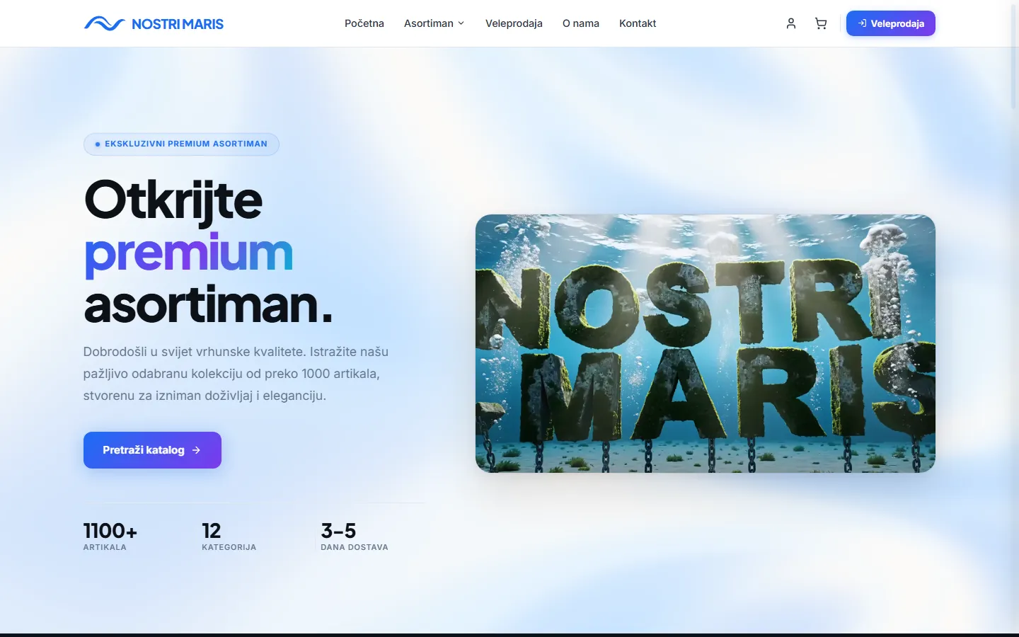 Početna stranica webshopa Nostri Maris na računalu: navigacija s poveznicama Asortiman, Veleprodaja i Kontakt, naslov „Otkrijte premium asortiman.”, gumb „Pretraži katalog” i velika fotografija natpisa Nostri Maris pod morem.
